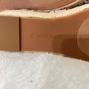 Nine West wedge ankle strap, zip closure floral sandals with rope sole. EC